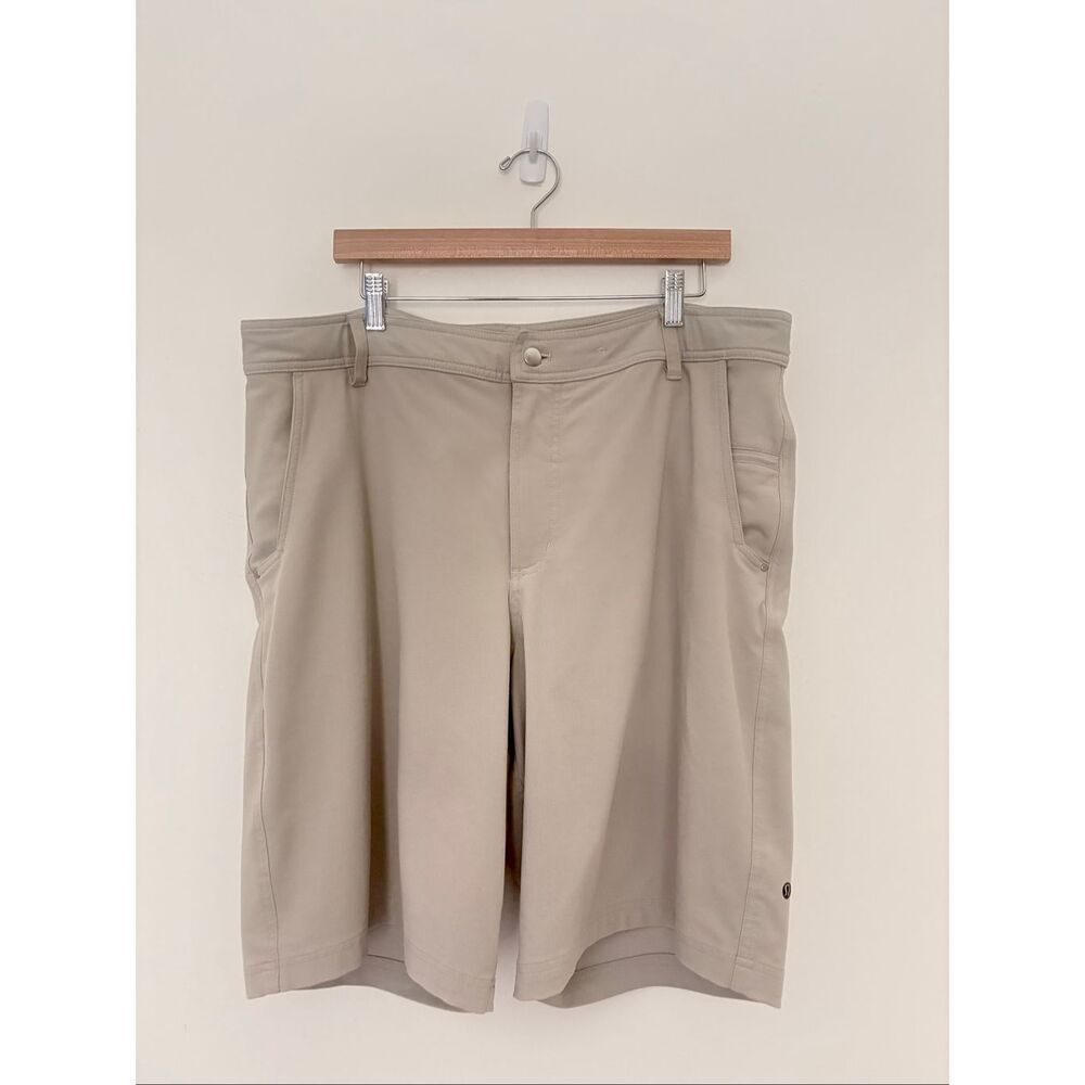 Lululemon Men's Khaki Athletic Shorts Breathable Lightweight Performance Size 38